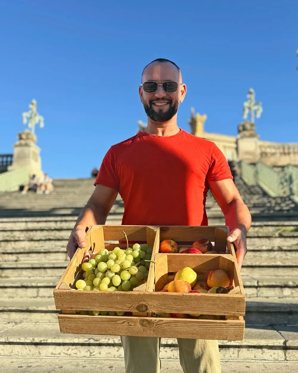 Corbeille de fruits au bureau à Marseille — gare Saint-Charles Livreur Le Tracteur avec une corbeille de fruits frais sur les escaliers de la gare Saint-Charles à Marseille