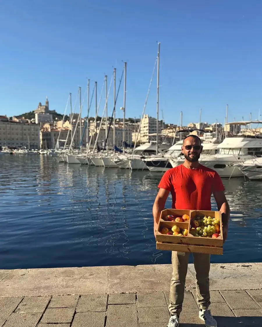 Corbeille de fruits de saison à Marseille — Notre-Dame de la Garde Corbeille de fruits de saison Le Tracteur sur le Vieux-Port de Marseille, Notre-Dame de la Garde en fond