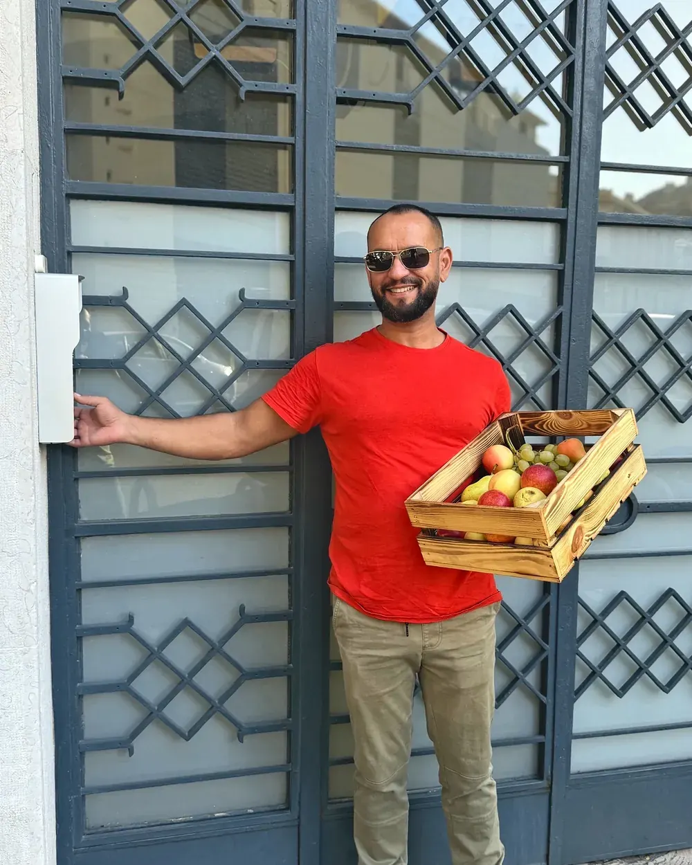 Accès et livraison de fruits au bureau à La Joliette, Marseille Livraison d’une corbeille de fruits Le Tracteur à l’entrée d’un immeuble de bureaux à La Joliette, Marseille